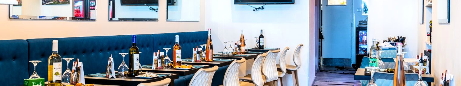 Table dressée dans la salle du restaurant