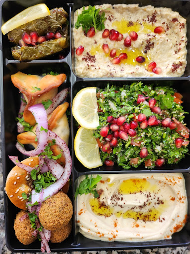 Box de mezzés à emporter : houmous, taboulé, falafel, warak enab