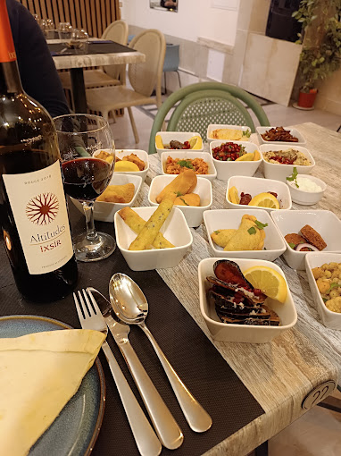 Table dressée avec assortiment de mezzés et vin libanais