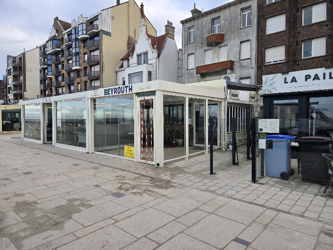 Terrasse vitrée face à la mer